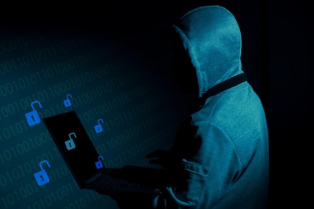 Foto hacker intenta piratear información mediante computadora portátil y código binario internet ladrón cibernético virus spam y sistema de seguridad sistema de codificación y programación concepto