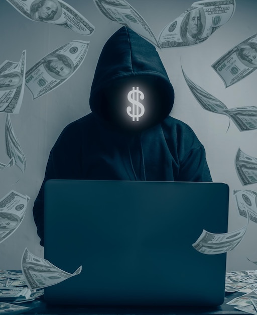 El hacker lleva una sudadera con capucha negra. Están robando grandes cantidades de información financiera.