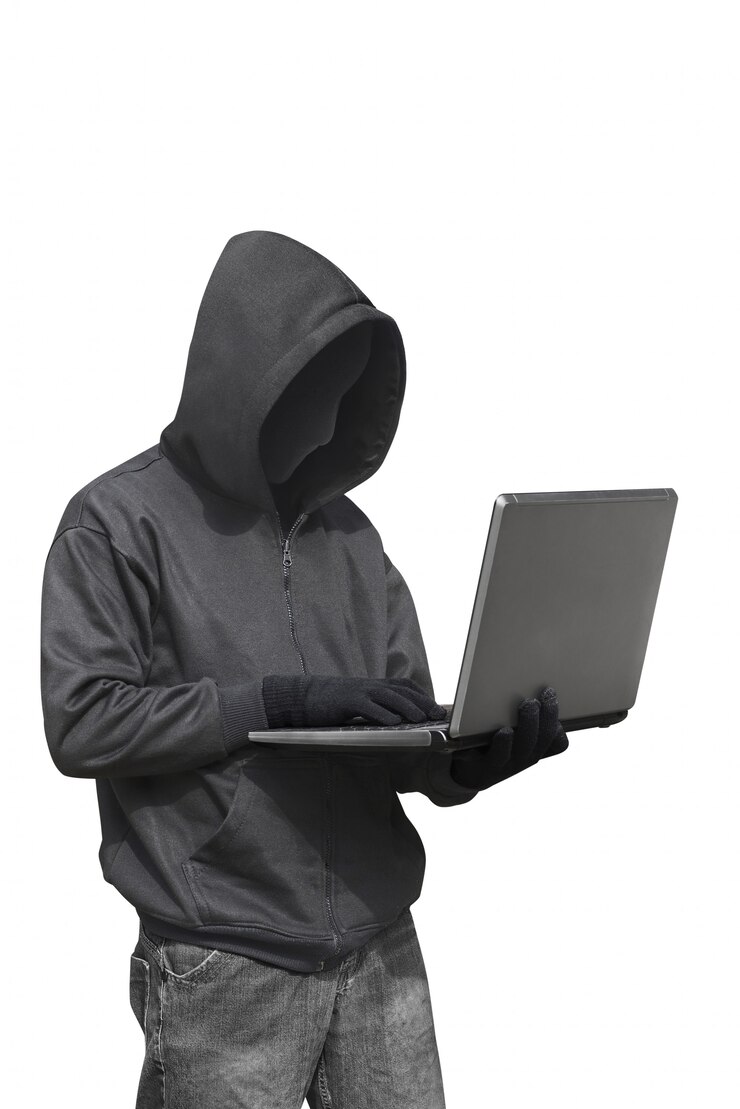 Foto hacker con máscara anónima con laptop mientras está parado