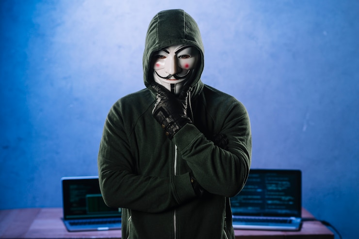 Foto hacker con máscara anónima