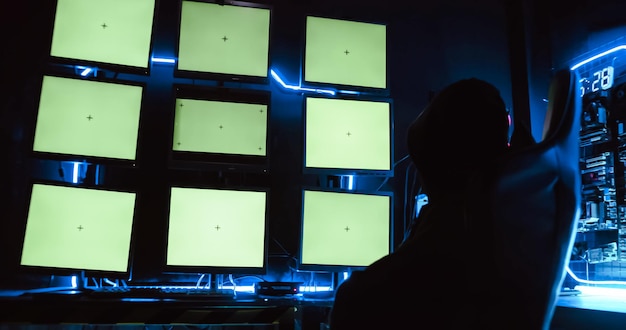 Un hacker masculino está usando una computadora para hackear datos para exigir rescate a las víctimas