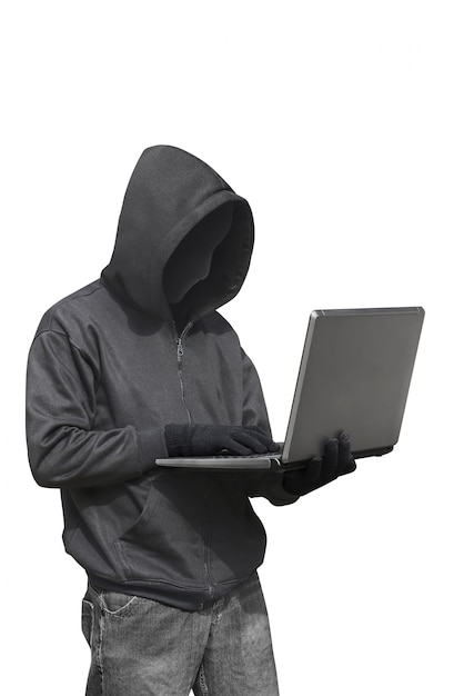 Hacker mit anonymer Maske mit Laptop im Stehen