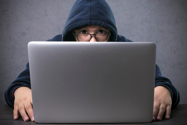 Hacker mit Brille
