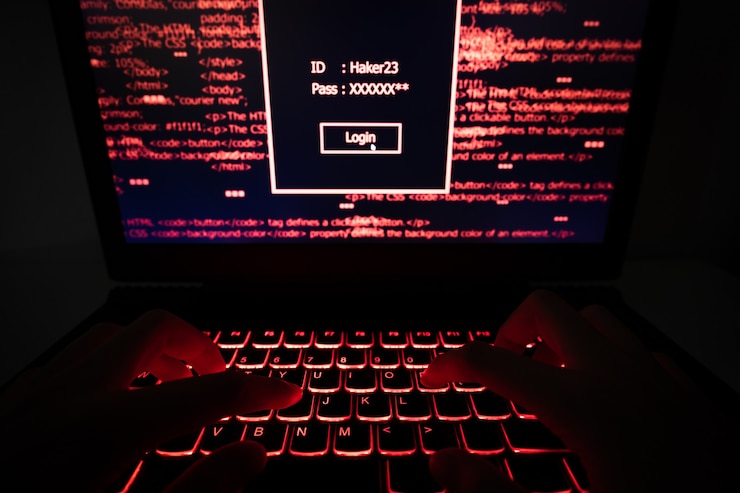 Foto hacker mit laptop in dunklem web.