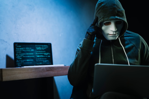 Foto hacker mit laptop