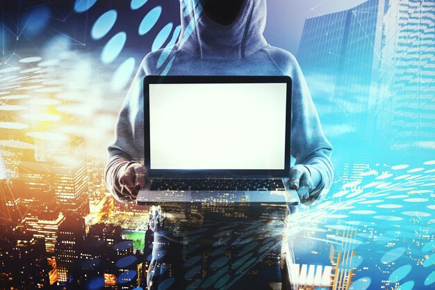 Hacker mit leerem weißem Laptop