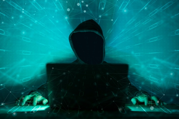 Hacker na frente de seu computador Face escura