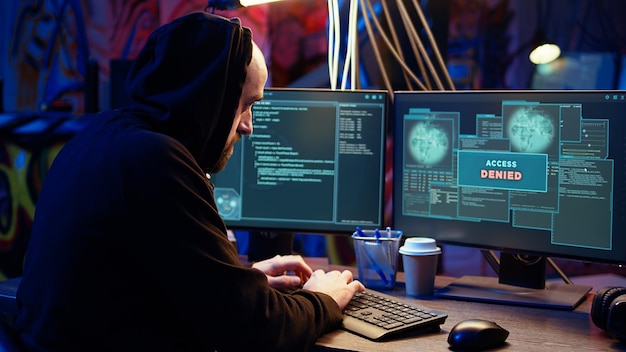 Hacker en un oscuro almacén subterráneo con ataques cibernéticos rechazados