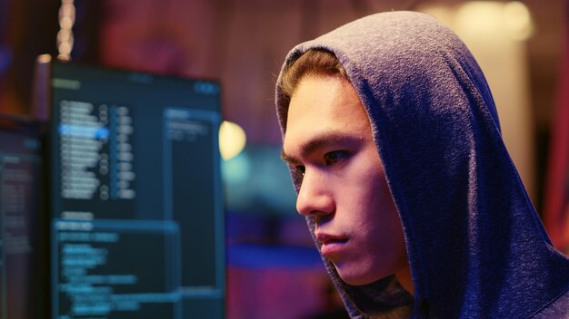 El hacker pasa por las defensas de las computadoras.