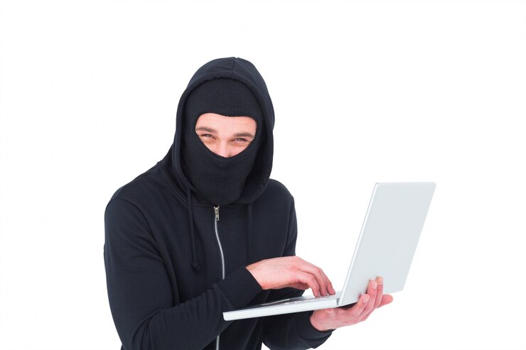 Foto hacker en pasamontañas usando una computadora portátil para robar identidad