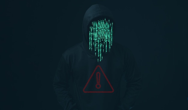 Hacker de pie con un signo de protección de datos en un fondo oscuro Concepto de seguridad de la información en las redes de Internet y espionaje Ataque de virus Ataque de hacker