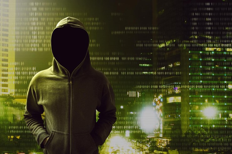 Foto hacker de pie sobre una pantalla con código binario
