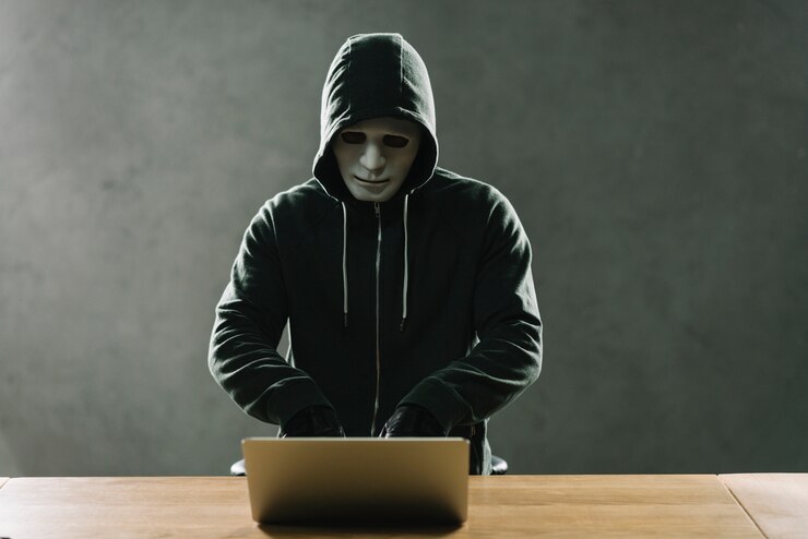 Foto hacker con portátil en mesa