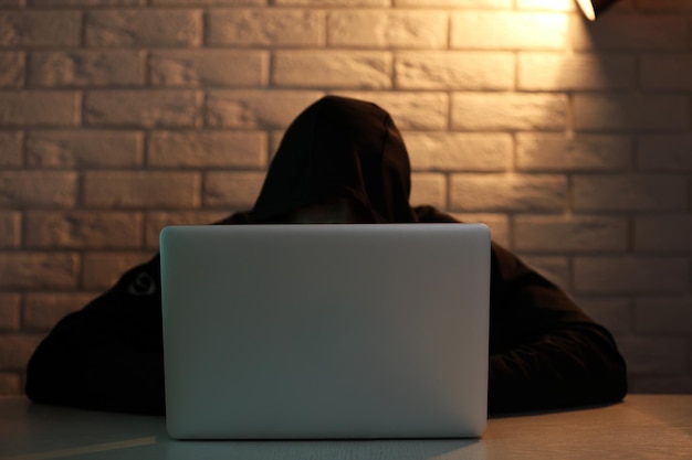 Hacker con portátil