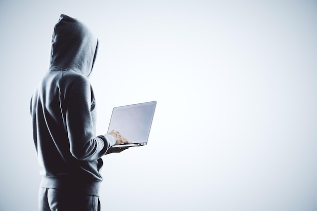 Hacker con portátil