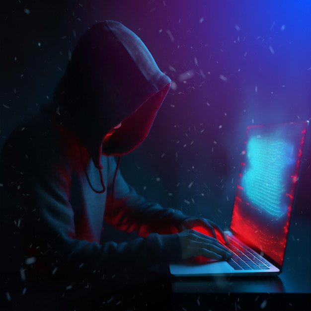 El hacker profesional está usando una computadora portátil