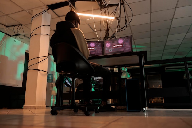 Hacker profesional que utiliza cifrado para romper el sistema
