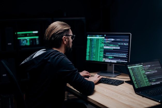 Hacker profissional trabalhando no computador