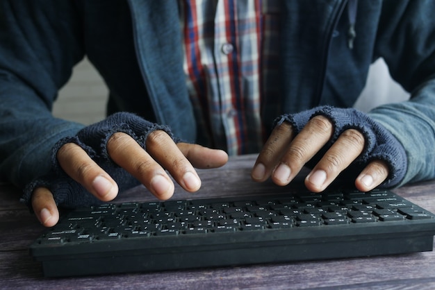 Hacker robando datos de la computadora portátil de arriba hacia abajo