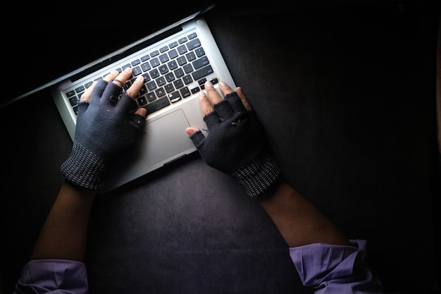 Hacker robando datos de la computadora portátil de arriba hacia abajo