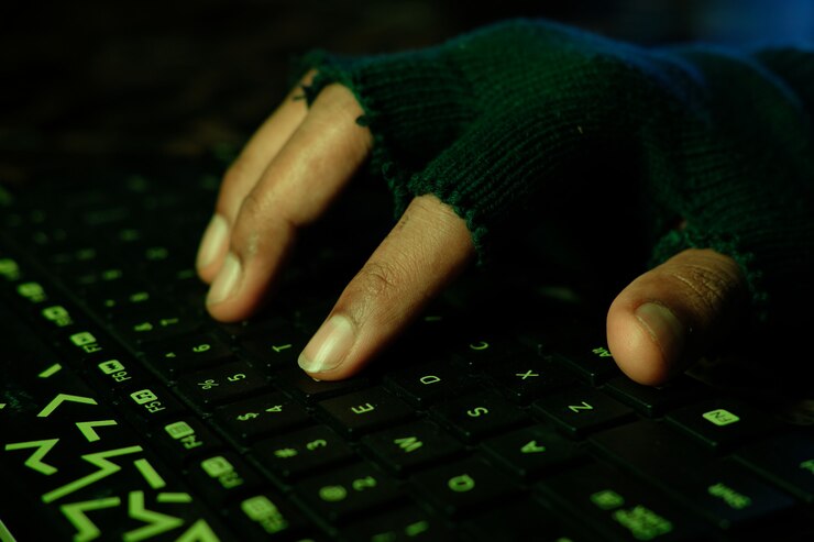 Foto hacker robando datos de la computadora portátil de arriba hacia abajo