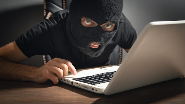 Hacker robando información de la computadora de la oficina Hacker criminal