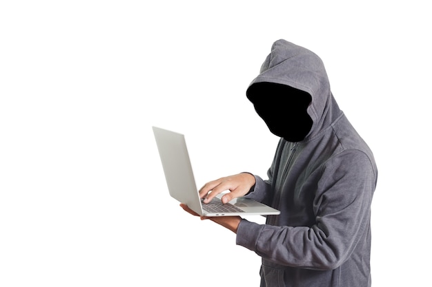 Hacker schwarzes Gesicht anonym mit Laptop isolierten weißen Hintergrund, Beschneidungspfad.