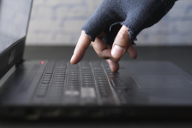 Hacker stehlen Daten von Laptops von oben nach unten