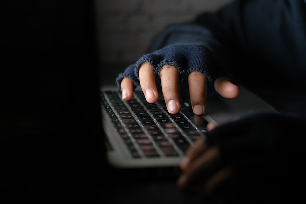 Hacker stehlen Daten von Laptops von oben nach unten