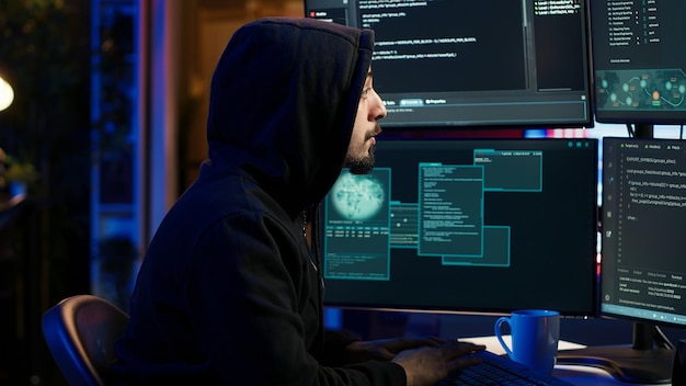 Hacker stehlen mit dem PC Daten, die auf nicht gepatchte Sicherheitssysteme abzielen