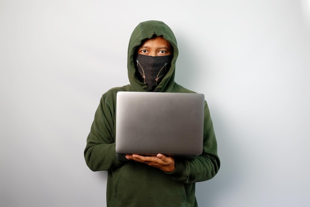 Hacker stehlen mit Laptop persönliche Daten von Menschen, die auf weißem Hintergrund isoliert sind