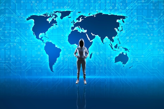 Hacker steht auf blauem Schaltungshologramm mit leuchtender digitaler Karte Globalisierung und Hitech-Konzept