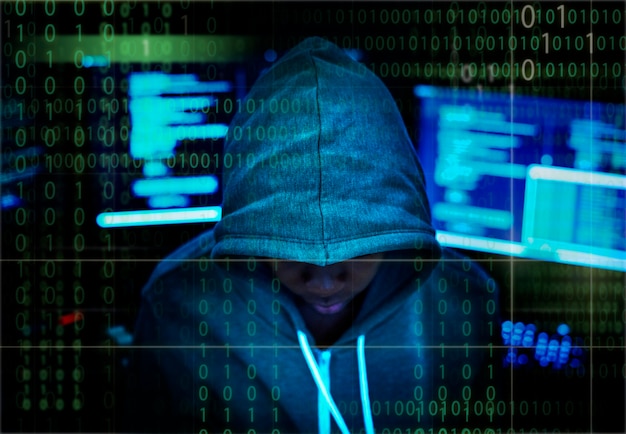 Hacker en una sudadera con capucha con fondo de computadora