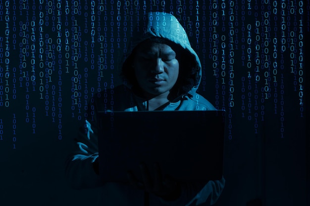 Hacker tenta hackear informações por laptop e computador código binário internet cyber ladrão spam vírus e sistema de segurança sistema de codificação e conceito de programação