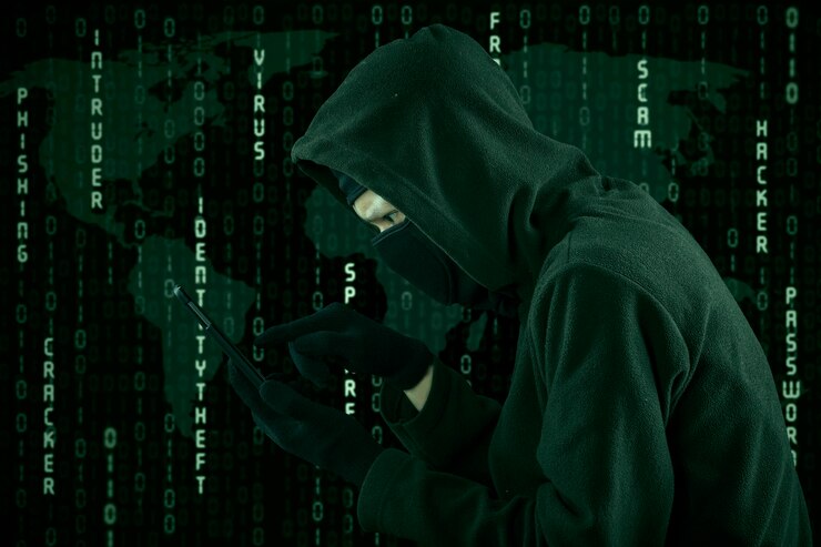Foto hacker tocando la pantalla de un teléfono inteligente