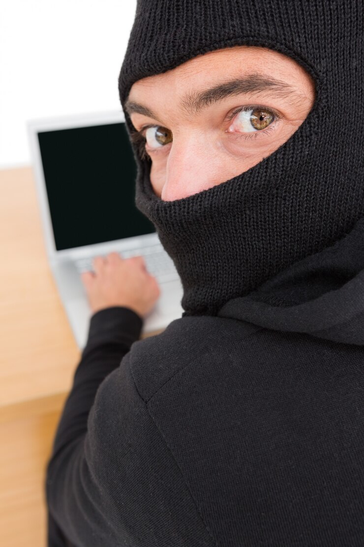 Foto hacker usa una computadora portátil para robar identidad