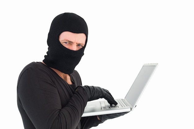 Hacker usa una computadora portátil para robar identidad