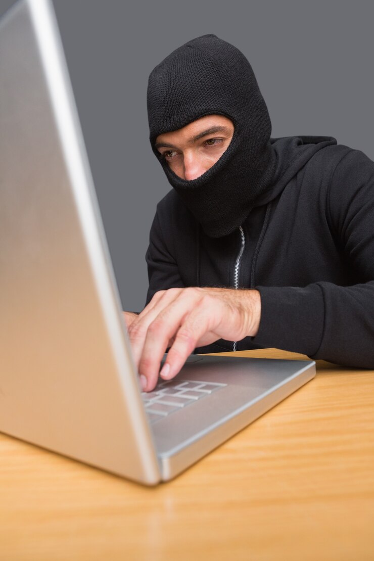 Foto hacker usa una computadora portátil para robar identidad