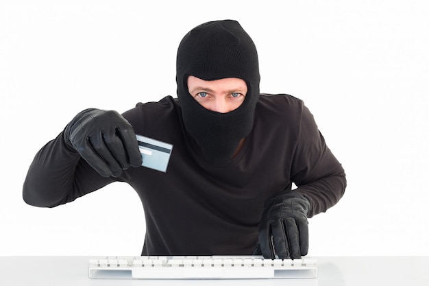 Hacker usando cartão para roubar identidade