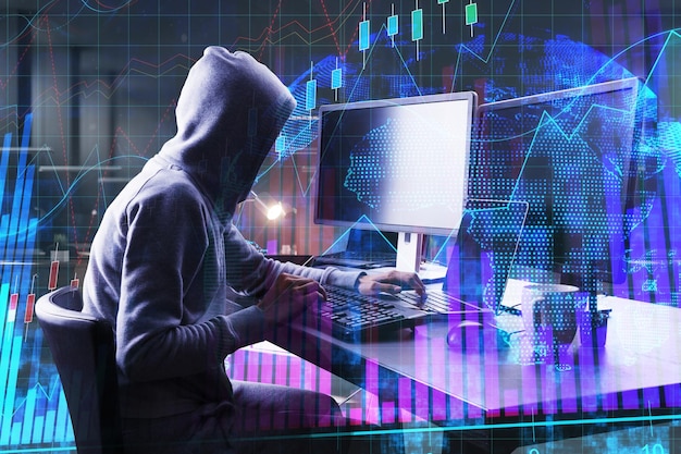 Hacker usando computador com gráfico de estoque de recessão na interface de tela