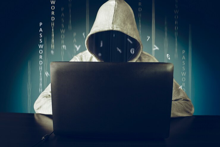 Foto hacker usando una computadora portátil hackeando internet