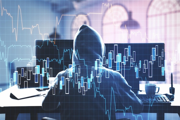 Hacker usando computadoras con gráfico de negocios y holograma de análisis financiero