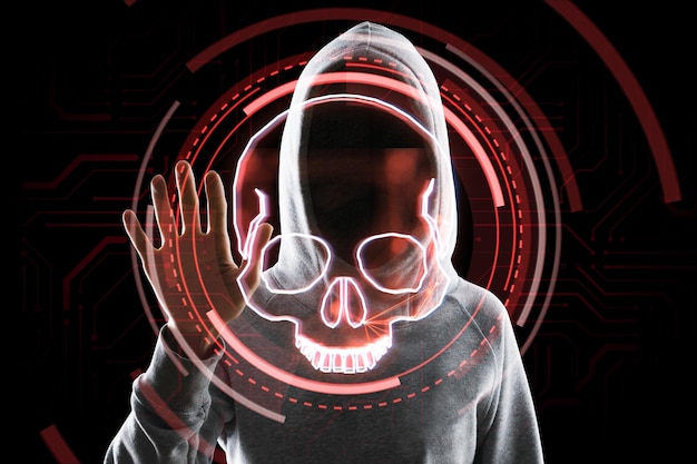 Hacker usando holograma digital de calavera roja sobre fondo oscuro Virus Ransomeware y concepto de amenaza pirata Doble exposición