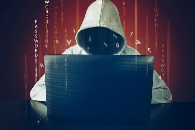 Hacker usando laptop invadindo a Internet