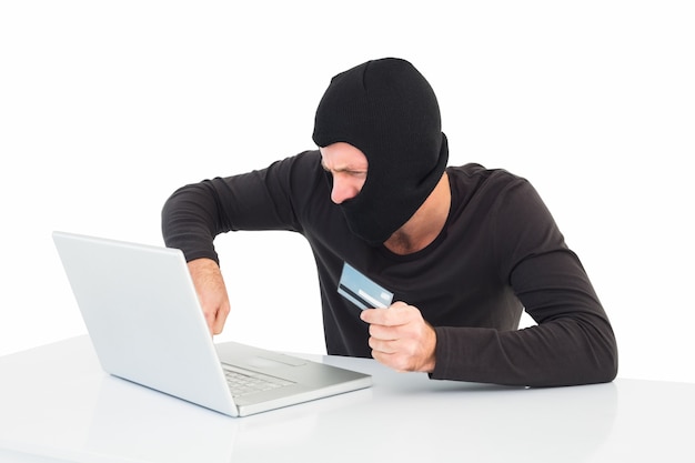 Hacker usando laptop para roubar identidade