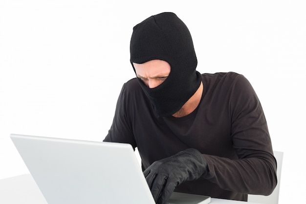Hacker usando laptop para roubar identidade