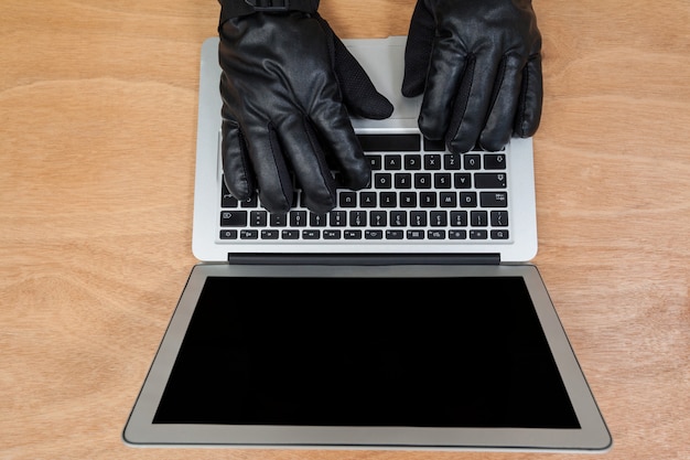 Hacker usando el portátil
