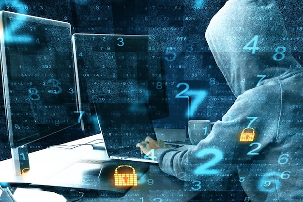 Hacker usando el portátil