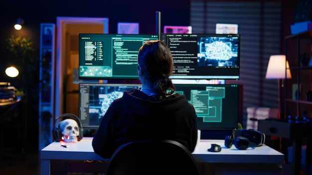 El hacker utiliza redes neuronales de inteligencia artificial para construir scripts