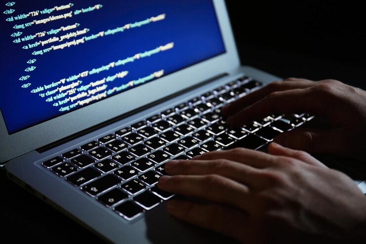 Foto hacker, utilizar, computador portatil, primer plano